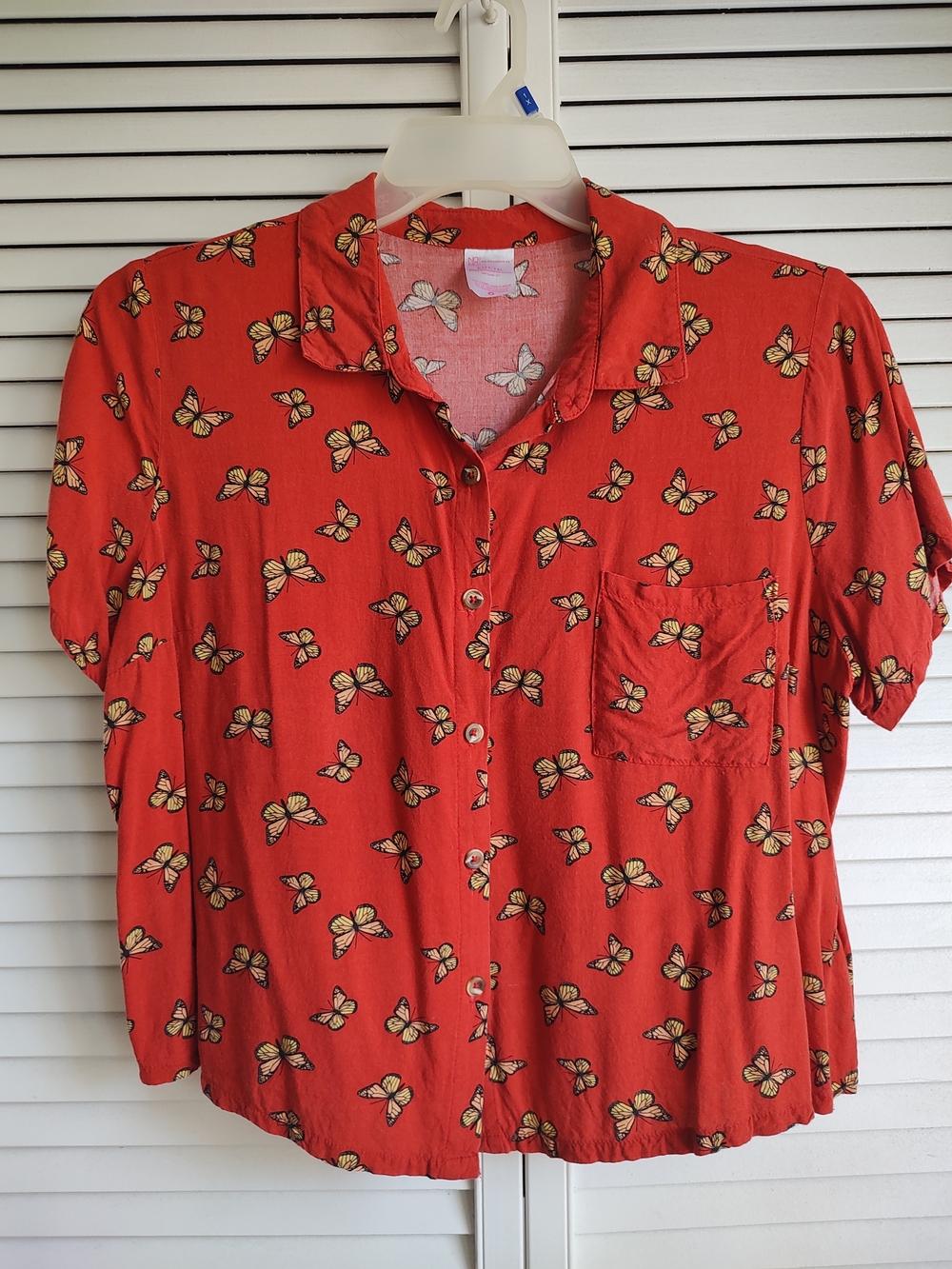 No Boundaries Short-Sleeve Button-Down Shirt with Yellow Butterfly Print